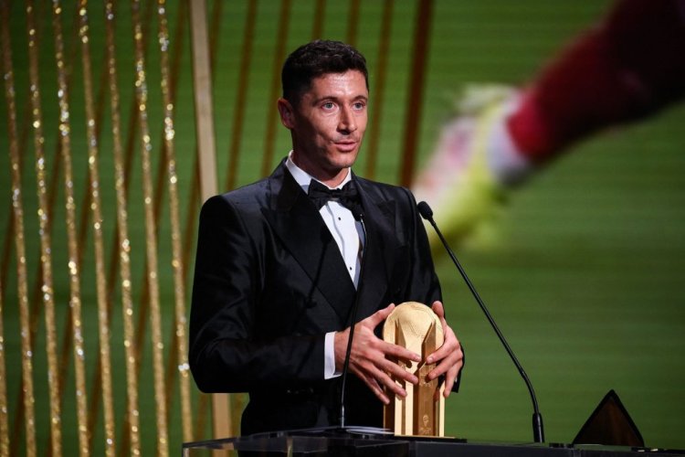 Bayern Munich's Polish forward Robert Lewandowski receives for the second time the Gerd Muller Trophy for best striker during the 2022 Ballon d'Or France Football award ceremony at the Theatre du Chatelet in Paris on October 17, 2022. (Photo by FRANCK FIFE / AFP) (Photo by FRANCK FIFE/AFP via Getty Images)