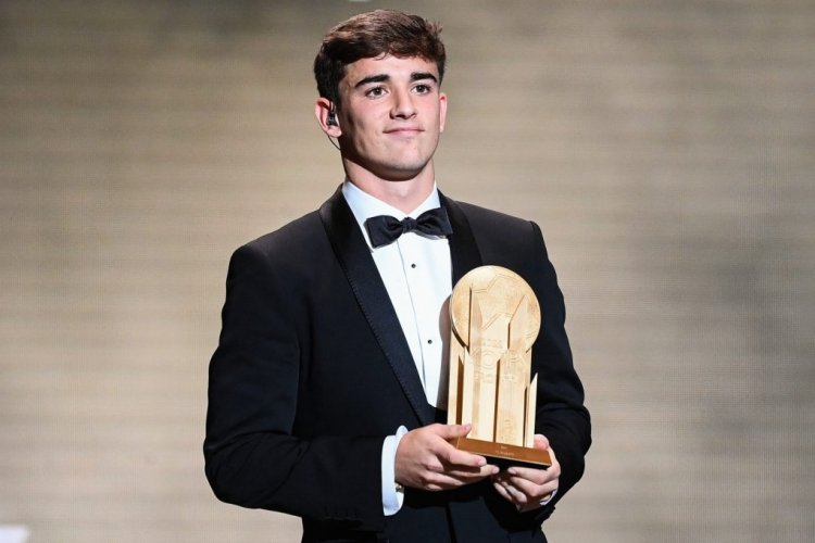 Barcelona's Spanish midfielder Gavi poses with the Kopa Trophy for best under-21 player during the 2022 Ballon d'Or France Football award ceremony at the Theatre du Chatelet in Paris on October 17, 2022. (Photo by FRANCK FIFE / AFP) (Photo by FRANCK FIFE/AFP via Getty Images)