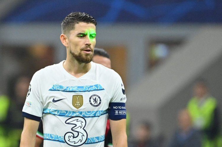 Chelsea's Italian midfielder Jorginho get laser pointed at his face before penalty kick during the UEFA Champions League group E, football match between AC Milan and Chelsea, at the San Siro stadium, in Milan, on October 11, 2022. (Photo by Alberto PIZZOLI / AFP) (Photo by ALBERTO PIZZOLI/AFP via Getty Images)