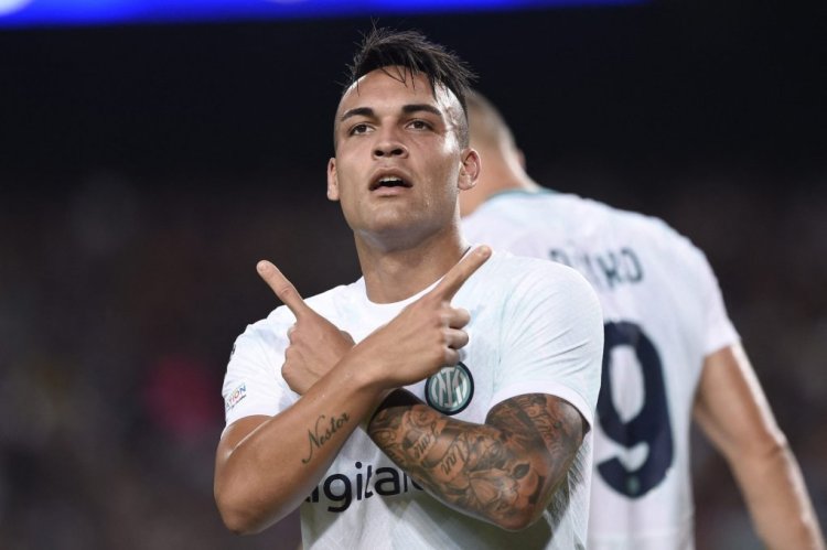 Inter Milan's Argentinian forward Lautaro Martinez celebrates scoring his team's second goal during the UEFA Champions League 1st round, group C, football match between FC Barcelona and Inter Milan at the Camp Nou stadium in Barcelona on October 12, 2022. (Photo by Josep LAGO / AFP) (Photo by JOSEP LAGO/AFP via Getty Images)