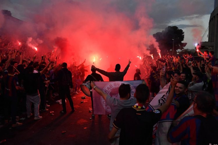 Barcelona fans gather outside the stadium ahead of the UEFA Champions League 1st round, group C, football match between FC Barcelona and Inter Milan at the Camp Nou stadium in Barcelona on October 12, 2022. (Photo by Pau BARRENA / AFP) (Photo by PAU BARRENA/AFP via Getty Images)