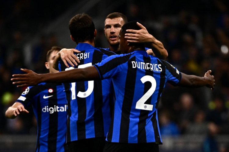 Inter Milan's Bosnian forward Edin Dzeko celebrates with teammates at the end of the UEFA Champions League Group C football match between Inter Milan and FC Barcelona on October 4, 2022 at the Giuseppe-Meazza (San Siro) stadium in Milan. (Photo by Marco BERTORELLO / AFP) (Photo by MARCO BERTORELLO/AFP via Getty Images)