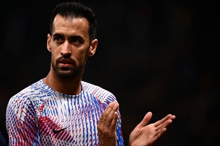Barcelona's Spanish midfielder Sergio Busquets applauds as he warms up prior to the UEFA Champions League Group C football match between Inter Milan and FC Barcelona on October 4, 2022 at the Giuseppe-Meazza (San Siro) stadium in Milan. (Photo by Marco BERTORELLO / AFP) (Photo by MARCO BERTORELLO/AFP via Getty Images)