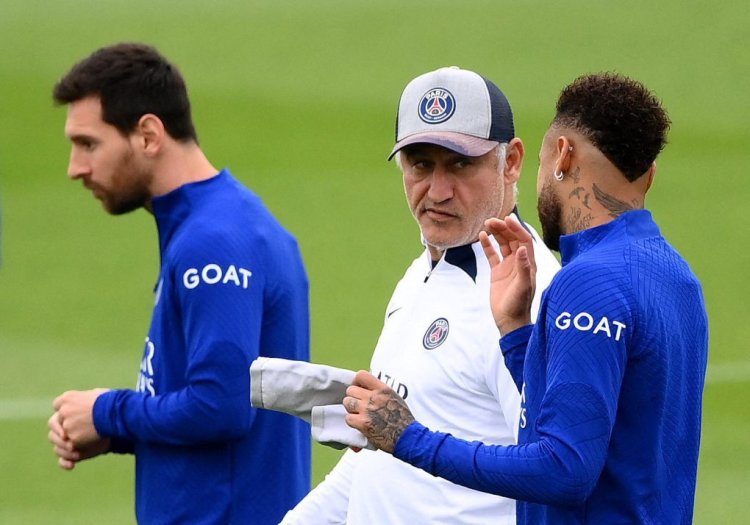 Paris Saint-Germain's French head coach  Christophe Galtier (C) speaks with Paris Saint-Germain's Brazilian forward Neymar (R) next to Paris Saint-Germain's Argentinian forward Lionel Messi during a training session at the club's training ground in Saint-Germain-en-Laye on September 13, 2022, on the eve of their UEFA Champions Leage first round group H football match against Maccabi Haifa. (Photo by FRANCK FIFE / AFP) (Photo by FRANCK FIFE/AFP via Getty Images)
