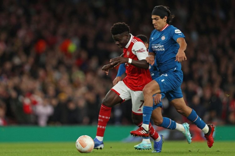 Arsenal's English midfielder Bukayo Saka (L) vies with PSV Eindhoven's Mexican midfielder Erick Gutierrez (R) during the UEFA Europa League Group A football match between Arsenal and PSV Eindhoven at The Arsenal Stadium in London, on October 20, 2022. (Photo by ADRIAN DENNIS / AFP) (Photo by ADRIAN DENNIS/AFP via Getty Images)