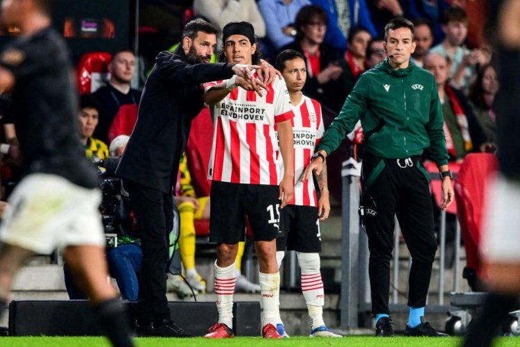 PSV head coach Ruud van Nistelrooij (2ndL) talks to PSV Eindhoven's Erick Gutierrez (C) during the UEFA Europa League group A fifth leg football match between PSV Eindhoven and Arsenal, at the Phillips stadium in Eindhoven, on October 27, 2022. - - Netherlands OUT (Photo by Olaf Kraak / ANP / AFP) / Netherlands OUT (Photo by OLAF KRAAK/ANP/AFP via Getty Images)