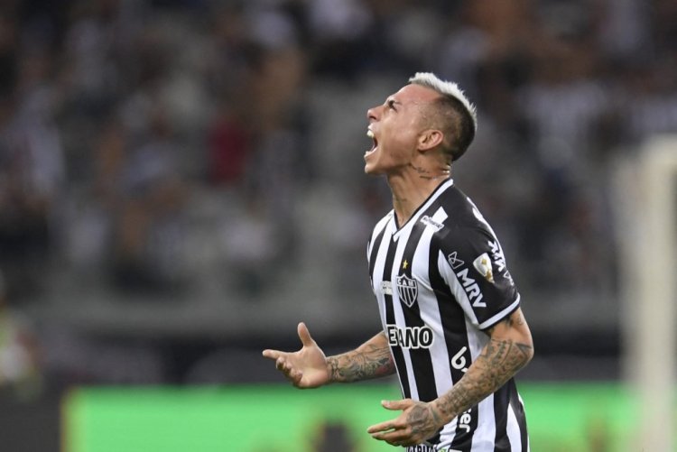 Atletico Mineiro's Chilean Eduardo Vargas celebrates after scoring against Palmeiras during the all-Brazilian Copa Libertadores semifinal second leg football match, at the Mineirao stadium in Belo Horizonte, Brazil, on September 28, 2021. (Photo by DOUGLAS MAGNO / POOL / AFP) (Photo by DOUGLAS MAGNO/POOL/AFP via Getty Images)