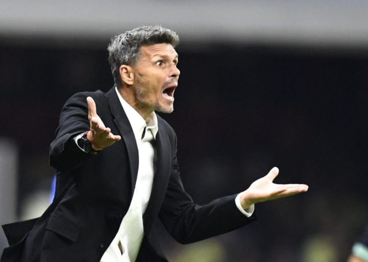 America's head coach Fernando Ortiz gestures during the Mexican Apertura football tournament semifinal match against Toluca at the Azteca Stadium in Mexico City on October 22, 2022. (Photo by CLAUDIO CRUZ / AFP) (Photo by CLAUDIO CRUZ/AFP via Getty Images)