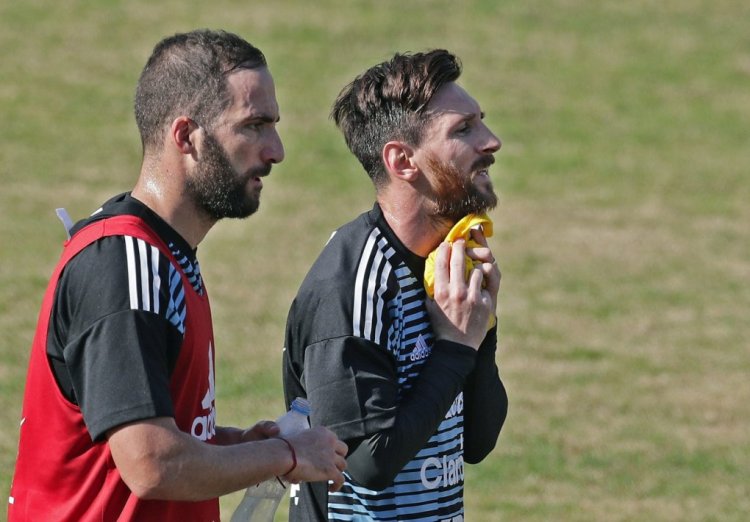 Argentina's national football team forwards Lionel Messi (R) and Gonzalo Higuain take part in a training session at Tomas Duco stadium, in Buenos Aires on May 27, 2018. - The  Argentinian team is training ahead of a friendly match against Haiti to be held on May 29 at "La Bombonera" stadium in Buenos Aires, before departing to Barcelona, to prepare  for the upcoming FIFA World Cup 2018 in Russia. (Photo by ALEJANDRO PAGNI / AFP)        (Photo credit should read ALEJANDRO PAGNI/AFP via Getty Images)