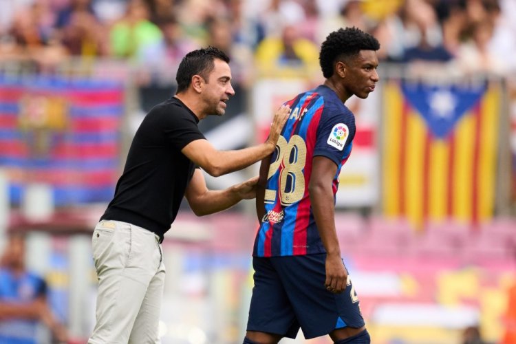 BARCELONA, SPAIN - SEPTEMBER 17: Head coach Xavi Hernandez of FC Barcelona gives instructions to Alejandro Balde of FC Barcelona during the LaLiga Santander match between FC Barcelona and Elche CF at Spotify Camp Nou on September 17, 2022 in Barcelona, Spain. (Photo by Alex Caparros/Getty Images)