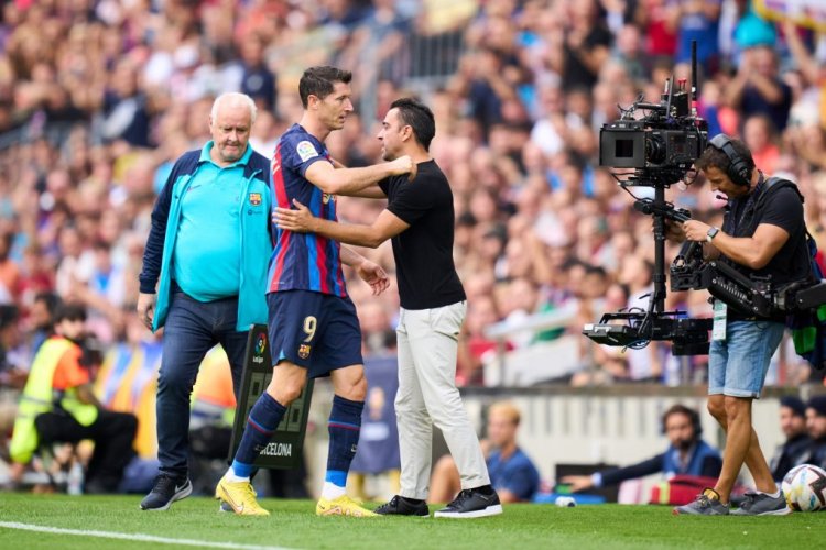 BARCELONA, SPAIN - SEPTEMBER 17: Robert Lewandowski of FC Barcelona greets his head Xavi Hernandez as he leaves the pitch during the LaLiga Santander match between FC Barcelona and Elche CF at Spotify Camp Nou on September 17, 2022 in Barcelona, Spain. (Photo by Alex Caparros/Getty Images)