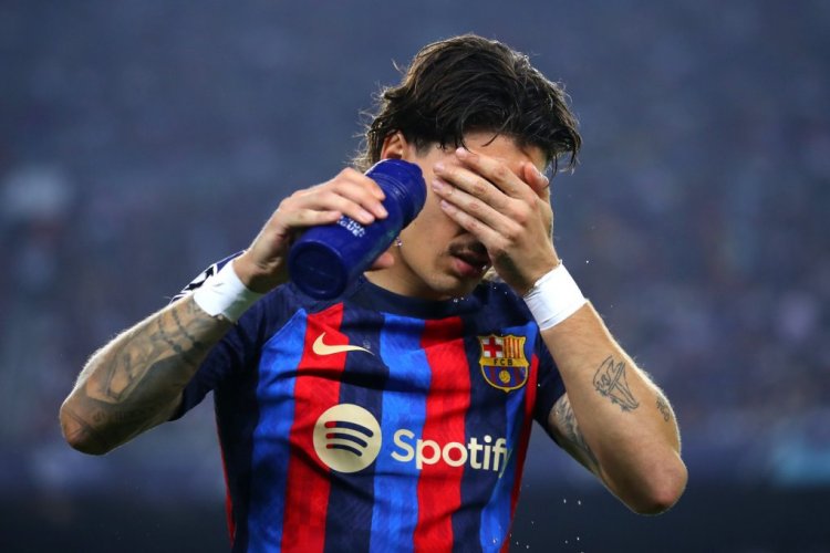 BARCELONA, SPAIN - OCTOBER 26: Hector Bellerin of FC Barcelona sprays water during the UEFA Champions League group C match between FC Barcelona and FC Bayern München at Spotify Camp Nou on October 26, 2022 in Barcelona, Spain. (Photo by Eric Alonso/Getty Images)