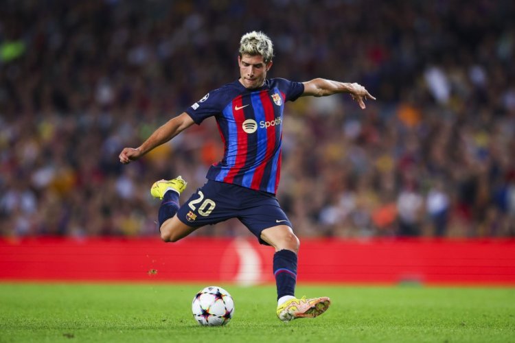 BARCELONA, SPAIN - OCTOBER 12: Sergi Roberto of FC Barcelona kicks the ball during the UEFA Champions League group C match between FC Barcelona and FC Internazionale at Spotify Camp Nou on October 12, 2022 in Barcelona, Spain. (Photo by Eric Alonso/Getty Images)