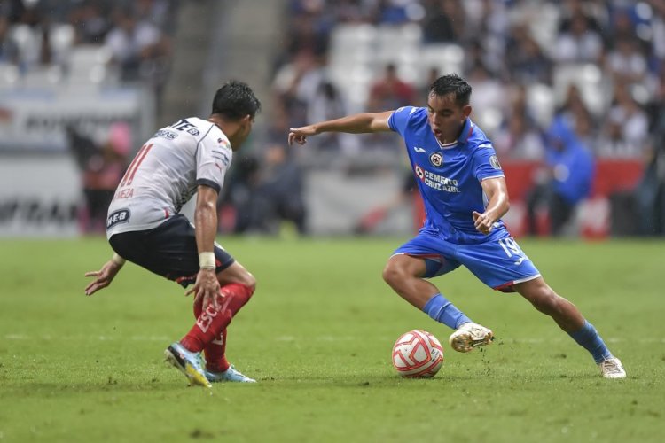 MONTERREY, MEXICO - SEPTEMBER 06: Maximiliano Meza of Monterrey fights for the ball with Carlos Rodríguez of Cruz Azul during the 13th round match between Monterrey and Cruz Azul as part of the Torneo Apertura 2022 Liga MX at BBVA Stadium on September 06, 2022 in Monterrey, Mexico. (Photo by Azael Rodriguez/Getty Images)