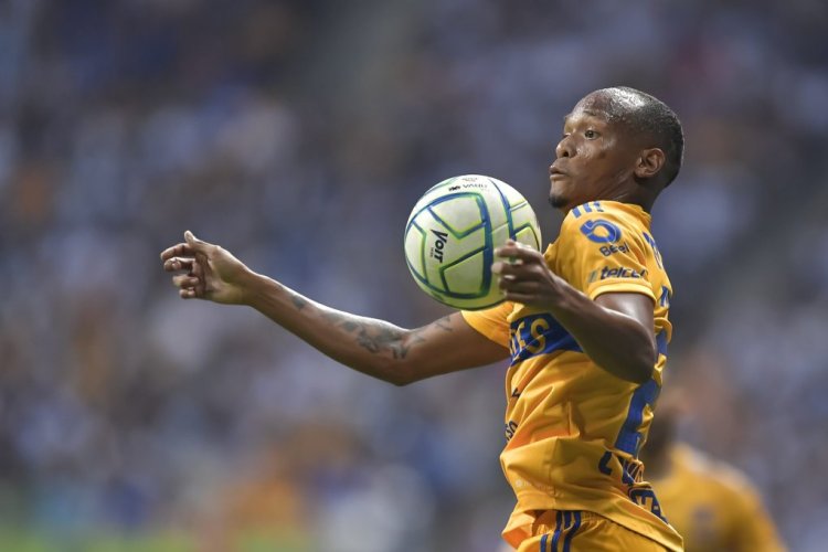 MONTERREY, MEXICO - AUGUST 20: Luis Quiñones of Tigres controls the ball  during the 10th round match between Monterrey and Tigres UANL as part of the Torneo Apertura 2022 Liga MX at BBVA Stadium on August 20, 2022 in Monterrey, Mexico. (Photo by Azael Rodriguez/Getty Images)