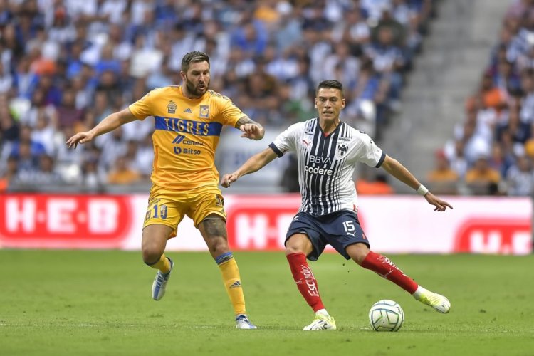 MONTERREY, MEXICO - AUGUST 20: Héctor Moreno of Monterrey fights for the ball with Andre-Pierre Gignac of Tigres during the 10th round match between Monterrey and Tigres UANL as part of the Torneo Apertura 2022 Liga MX at BBVA Stadium on August 20, 2022 in Monterrey, Mexico. (Photo by Azael Rodriguez/Getty Images)