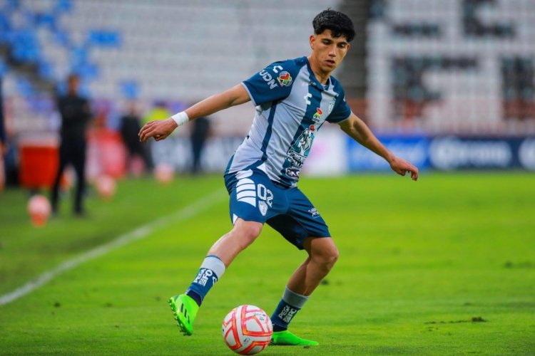 PACHUCA, MEXICO - JULY 18: Kevin Álvarez of Pachuca controls the ball during the 3rd round match between Pachuca and Mazatlan FC as part of the Torneo Apertura 2022 Liga MX at Hidalgo Stadium on July 18, 2022 in Pachuca, Mexico. (Photo by Manuel Velasquez/Getty Images)