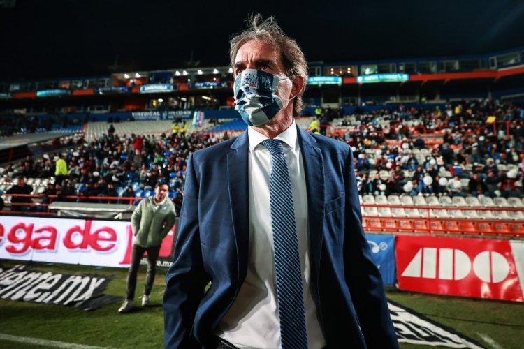PACHUCA, MEXICO - OCTOBER 20: Jorge Almada coach of Pachuca gestures prior the semifinal first leg match between Pachuca and Monterrey as part of the Torneo Apertura 2022 Liga MX at Hidalgo Stadium on October 20, 2022 in Pachuca, Mexico. (Photo by Manuel Velasquez/Getty Images)
