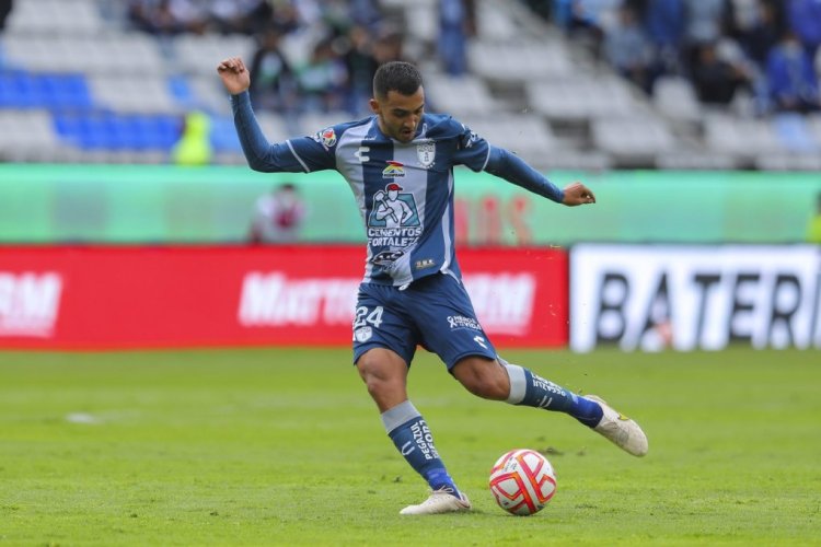 PACHUCA, MEXICO - SEPTEMBER 03: Luis Chavez of Pachuca controls the ball during the 12th round match between Pachuca and Santos Laguna as part of the Torneo Apertura 2022 Liga MX at Hidalgo Stadium on September 03, 2022 in Pachuca, Mexico. (Photo by Agustin Cuevas/Getty Images)