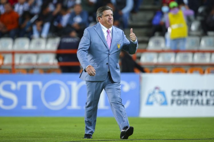 PACHUCA, MEXICO - OCTOBER 16: Miguel Herrera, coach of Tigres reacts during the quarterfinals second leg match between Pachuca and Tigres UANL as part of the Torneo Apertura 2022 Liga MX at Hidalgo Stadium on October 16, 2022 in Pachuca, Mexico. (Photo by Agustin Cuevas/Getty Images)