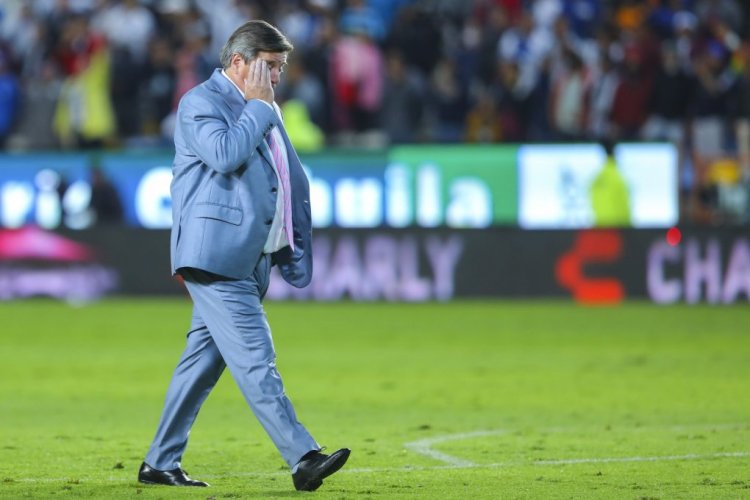 PACHUCA, MEXICO - OCTOBER 16: Miguel Herrera of Tigres reacts after the quarterfinals second leg match between Pachuca and Tigres UANL as part of the Torneo Apertura 2022 Liga MX at Hidalgo Stadium on October 16, 2022 in Pachuca, Mexico. (Photo by Agustin Cuevas/Getty Images)
