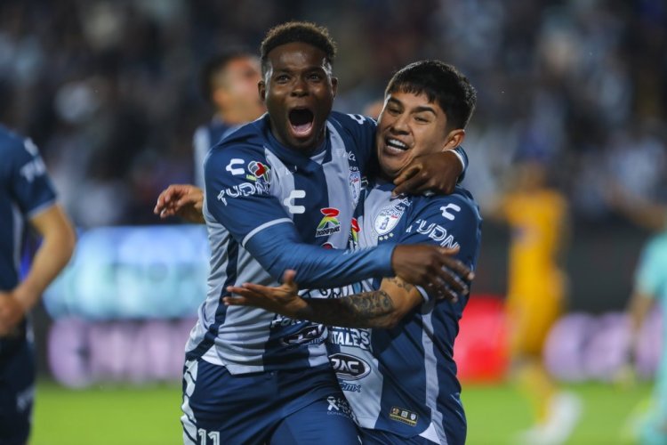 PACHUCA, MEXICO - OCTOBER 16: (R-L) Javier Eduardo López of Pachuca celebrates with teammate Aviles Hurtado after scoring the second goal of his team during the quarterfinals second leg match between Pachuca and Tigres UANL as part of the Torneo Apertura 2022 Liga MX at Hidalgo Stadium on October 16, 2022 in Pachuca, Mexico. (Photo by Agustin Cuevas/Getty Images)