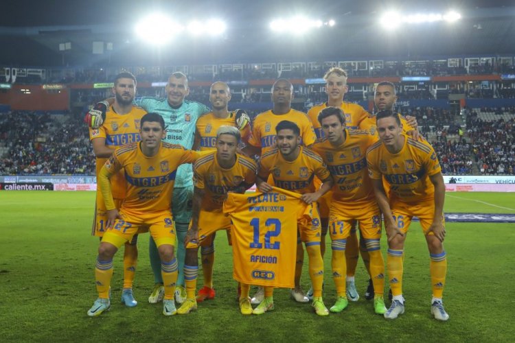 PACHUCA, MEXICO - OCTOBER 16: Players of Tigres pose prior the quarterfinals second leg match between Pachuca and Tigres UANL as part of the Torneo Apertura 2022 Liga MX at Hidalgo Stadium on October 16, 2022 in Pachuca, Mexico. (Photo by Agustin Cuevas/Getty Images)