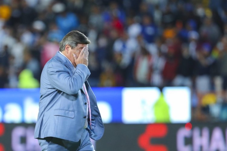 PACHUCA, MEXICO - OCTOBER 16: Miguel Herrera of Tigres reacts after the quarterfinals second leg match between Pachuca and Tigres UANL as part of the Torneo Apertura 2022 Liga MX at Hidalgo Stadium on October 16, 2022 in Pachuca, Mexico. (Photo by Agustin Cuevas/Getty Images)