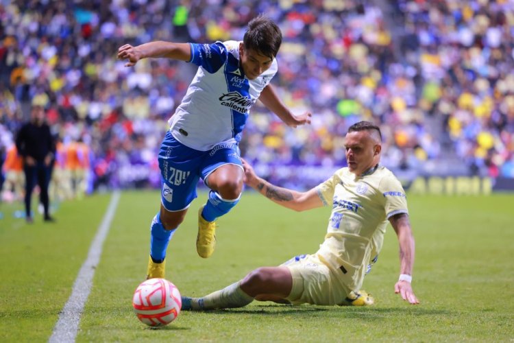 PUEBLA, MEXICO - SEPTEMBER 30: Emilio Martinez of Puebla battles for possession with Jonathan Rodriguez of America during the 17th round match between Puebla and America as part of the Torneo Apertura 2022 Liga MX at Cuauhtemoc Stadium on September 30, 2022 in Puebla, Mexico. (Photo by Hector Vivas/Getty Images)