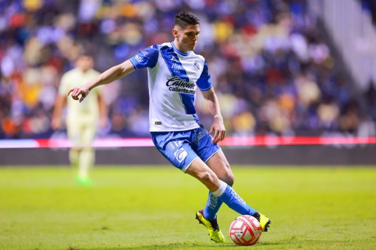 PUEBLA, MEXICO - SEPTEMBER 30: Israel Reyes of Puebla runs with the ball during the 17th round match between Puebla and America as part of the Torneo Apertura 2022 Liga MX at Cuauhtemoc Stadium on September 30, 2022 in Puebla, Mexico. (Photo by Hector Vivas/Getty Images)