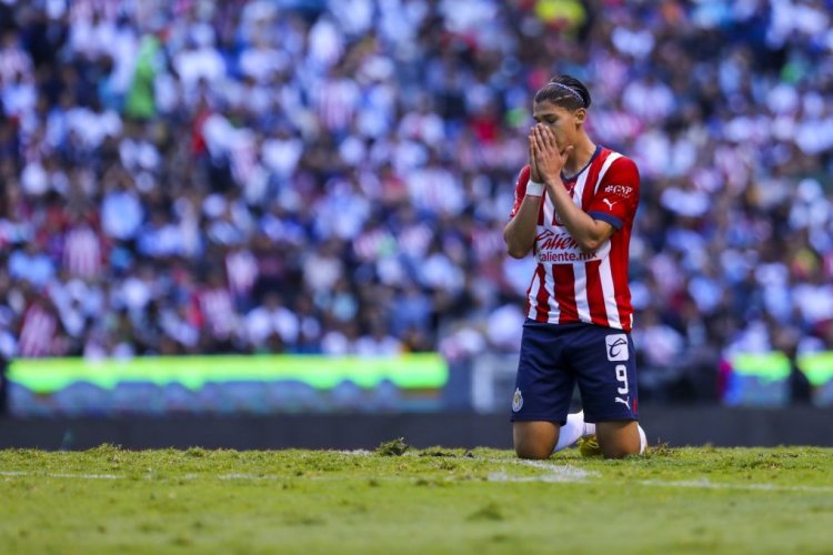 PUEBLA, MEXICO - OCTOBER 09: Angel Zaldivar of Chivas reacts during the playoff match between Puebla and Chivas as part of the Torneo Apertura 2022 Liga MX at Cuauhtemoc Stadium on October 09, 2022 in Puebla, Mexico. (Photo by Agustin Cuevas/Getty Images)