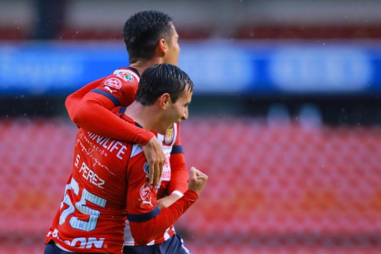 QUERETARO, MEXICO - JULY 27: Sebastian Perez Bouquet of CHivas celebrates with teammates after scoring his team's first goal during the 5th round match between Queretaro and Chivas as part of the Torneo Apertura 2022 Liga MX at La Corregidora Stadium on July 27, 2022 in Queretaro, Mexico. (Photo by Manuel Velasquez/Getty Images)