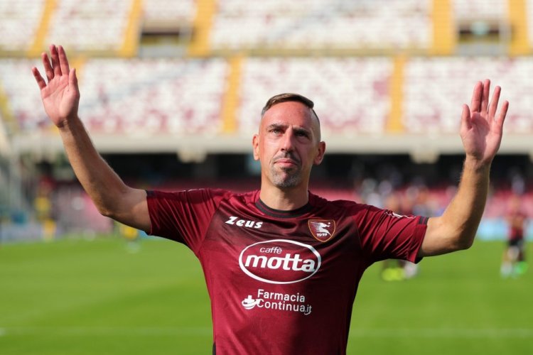 SALERNO, ITALY - OCTOBER 22: Franck Ribery says goodbye to football by greeting the fans on a lap round the pitch before the Serie A match between Salernitana and Spezia Calcio at Stadio Arechi on October 22, 2022 in Salerno, Italy. (Photo by Francesco Pecoraro/Getty Images)