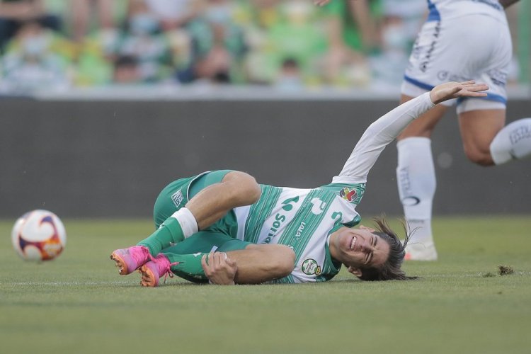 TORREON, MEXICO - MAY 02: Santiago Muñoz of Santos reacts during the 17th round match between Santos Laguna and Puebla as part of the Torneo Guard1anes 2021 Liga MX at Corona Stadium on May 2, 2021 in Torreon, Mexico. (Photo by Manuel Guadarrama/Getty Images)