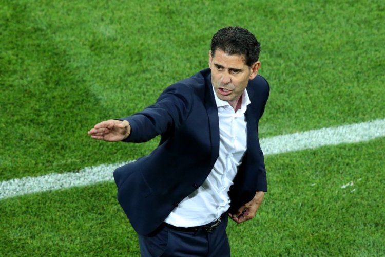 KALININGRAD, RUSSIA - JUNE 25:  Fernando Hierro, Head coach of Spain gives his team instructions during the 2018 FIFA World Cup Russia group B match between Spain and Morocco at Kaliningrad Stadium on June 25, 2018 in Kaliningrad, Russia.  (Photo by Alex Livesey/Getty Images)