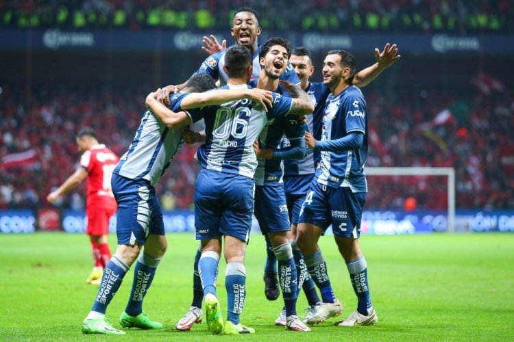 TOLUCA, MEXICO - OCTOBER 27: Mauricio Isais of Pachuca celebrates with teammates after scoring his team's fourth goal during the final first leg match between Toluca and Pachuca as part of the Torneo Apertura 2022 Liga MX at Nemesio Diez Stadium on October 27, 2022 in Toluca, Mexico. (Photo by Agustin Cuevas/Getty Images)