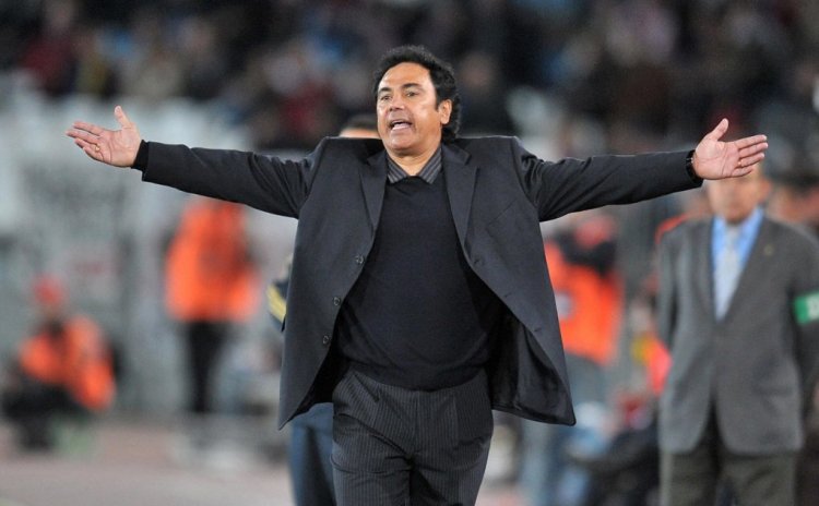 Almeria's Mexican coach Hugo Sanchez reacts during their Spanish league football match against Barcelona at Mediterranean games Stadium on March 15, 2009 in Almeria.   AFP PHOTO/ DIEGO TUSON (Photo credit should read DIEGO TUSON/AFP via Getty Images)