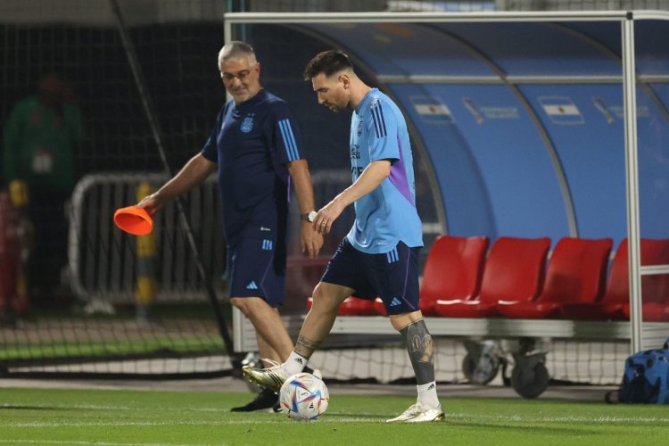 DOHA, QATAR - NOVEMBER 19: Lionel Messi of Argentina alongside walks alongside medical staff member Javier Martinez as he trains alone from the main squad during the Argentina training session at Qatar University on November 19, 2022 in Doha, Qatar. (Photo by Michael Steele/Getty Images)