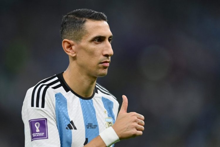 LUSAIL CITY, QATAR - NOVEMBER 26: Angel Di Maria of Argentina thumbs up prior to the FIFA World Cup Qatar 2022 Group C match between Argentina and Mexico at Lusail Stadium on November 26, 2022 in Lusail City, Qatar. (Photo by Dan Mullan/Getty Images)