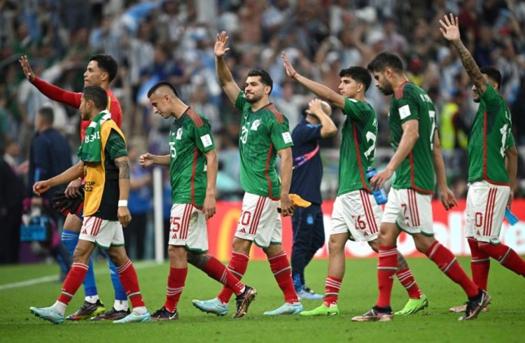 LUSAIL CITY, QATAR - NOVEMBER 26: Mexico players applaud fans after their 0-2 defeat in the FIFA World Cup Qatar 2022 Group C match between Argentina and Mexico at Lusail Stadium on November 26, 2022 in Lusail City, Qatar. (Photo by Stuart Franklin/Getty Images)