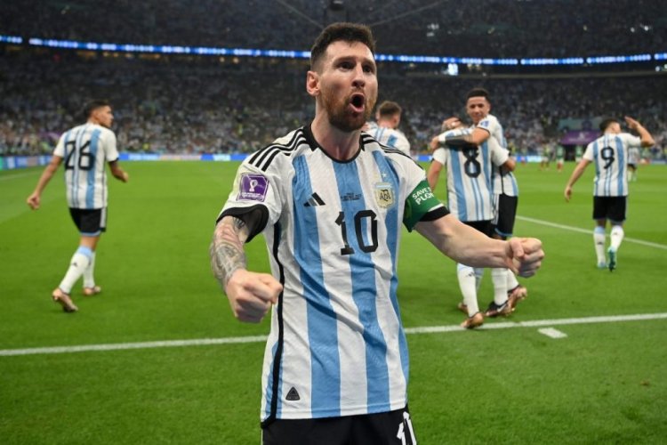 LUSAIL CITY, QATAR - NOVEMBER 26: Lionel Messi of Argentina celebrates scoring his side's first goal during the FIFA World Cup Qatar 2022 Group C match between Argentina and Mexico at Lusail Stadium on November 26, 2022 in Lusail City, Qatar. (Photo by Dan Mullan/Getty Images)