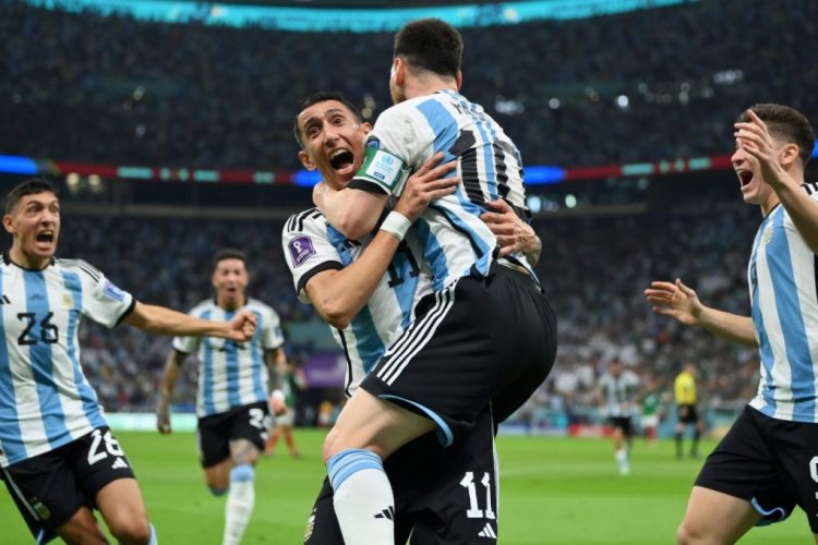LUSAIL CITY, QATAR - NOVEMBER 26: Lionel Messi (2nd R) of Argentina celebrates scoring their team's first goal with their teammates during the FIFA World Cup Qatar 2022 Group C match between Argentina and Mexico at Lusail Stadium on November 26, 2022 in Lusail City, Qatar. (Photo by Dan Mullan/Getty Images)