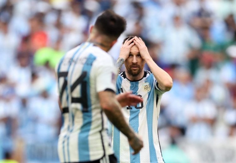 LUSAIL CITY, QATAR - NOVEMBER 22: Lionel Messi of Argentina reacts after missing a chance during the FIFA World Cup Qatar 2022 Group C match between Argentina and Saudi Arabia at Lusail Stadium on November 22, 2022 in Lusail City, Qatar. (Photo by Hector Vivas - FIFA/FIFA via Getty Images)