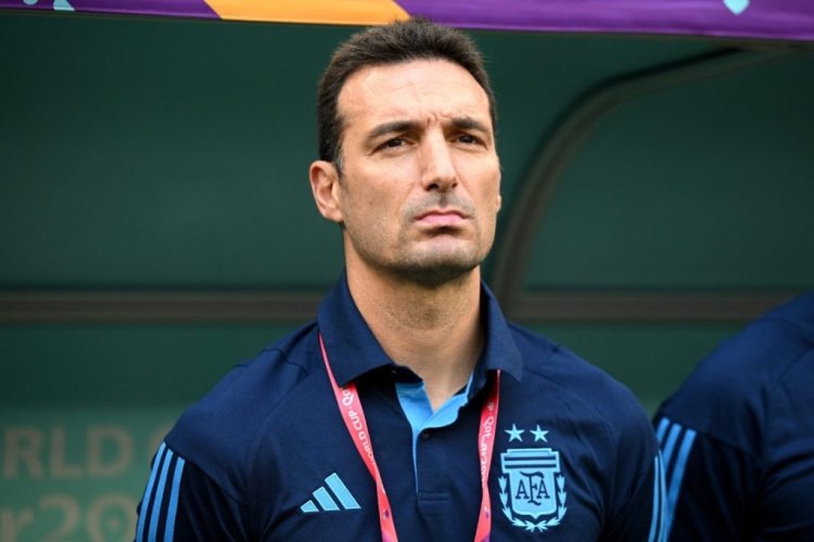 LUSAIL CITY, QATAR - NOVEMBER 22: Lionel Scaloni, Head Coach of Argentina, looks on prior to the FIFA World Cup Qatar 2022 Group C match between Argentina and Saudi Arabia at Lusail Stadium on November 22, 2022 in Lusail City, Qatar. (Photo by Matthias Hangst/Getty Images)