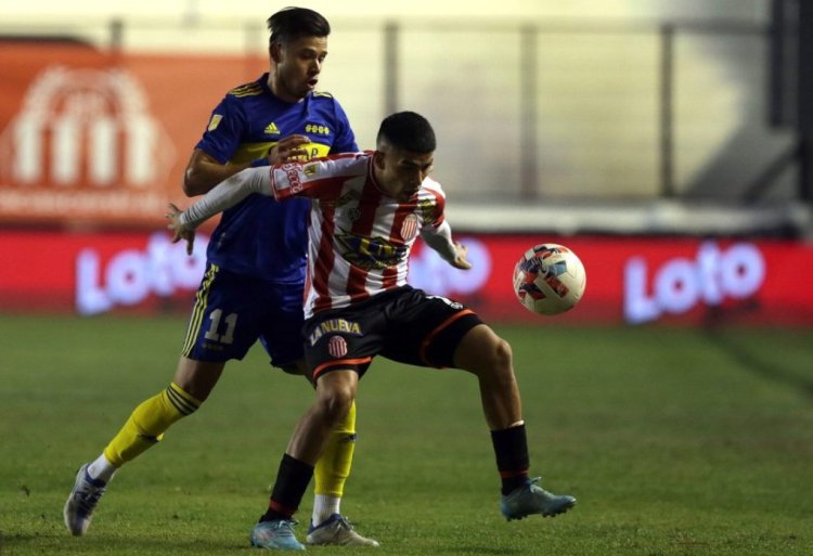 BUENOS AIRES, ARGENTINA - JUNE 19: Oscar Romero of Boca Juniors and Carlos Valenzuela of Barracas Central fight for the ball during a match between Barracas Central and Boca Juniors as part of Liga Profesional 2022 at Estadio Islas Malvinas on June 19, 2022 in Buenos Aires, Argentina. (Photo by Daniel Jayo/Getty Images)