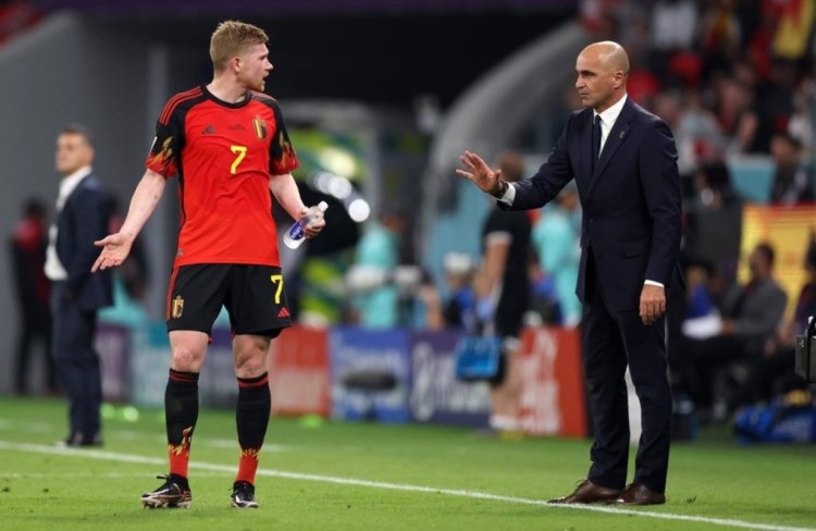 DOHA, QATAR - NOVEMBER 23: Kevin De Bruyne of Belgium speaks with Roberto Martinez, head coach of Belgium during the FIFA World Cup Qatar 2022 Group F match between Belgium and Canada at Ahmad Bin Ali Stadium on November 23, 2022 in Doha, Qatar. (Photo by Catherine Ivill/Getty Images)