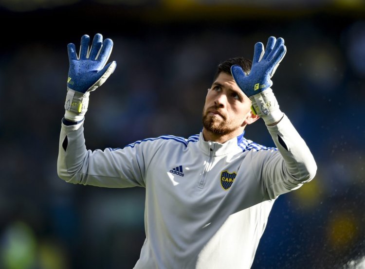 BUENOS AIRES, ARGENTINA - OCTOBER 09: Agustin Rossi of Boca Juniors greets the fans prior a match between Boca Juniors and Aldosivi as part of Liga Profesional 2022 at Estadio Alberto J. Armando on October 9, 2022 in Buenos Aires, Argentina. (Photo by Marcelo Endelli/Getty Images)