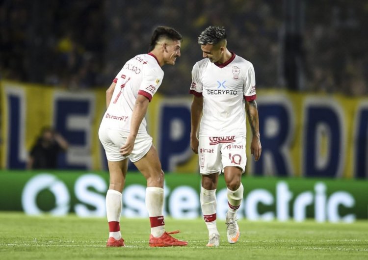BUENOS AIRES, ARGENTINA - MARCH 06: Matias Coccaro (L) of Huracan celebrates with teammate Franco Cristaldo after scoring the first goal of his team during a match between Boca Juniors and Huracan as part of Copa de la Liga 2022 at Estadio Alberto J. Armando on March 6, 2022 in Buenos Aires, Argentina. (Photo by Marcelo Endelli/Getty Images)