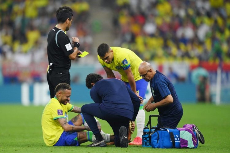 LUSAIL CITY, QATAR - NOVEMBER 24: Neymar of Brazil is attended to by medical staff during the FIFA World Cup Qatar 2022 Group G match between Brazil and Serbia at Lusail Stadium on November 24, 2022 in Lusail City, Qatar. (Photo by Justin Setterfield/Getty Images)
