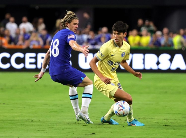 LAS VEGAS, NEVADA - JULY 16: Jurgen Damm #25 of Club América dribbles the ball under pressure from Connor Gallagher #38 of Chelsea during their preseason friendly match at Allegiant Stadium on July 16, 2022 in Las Vegas, Nevada. Chelsea defeated Club América 2-1. (Photo by Ethan Miller/Getty Images)